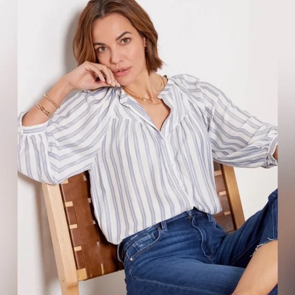 Evereve Leah pleated long sleeve size L - B16